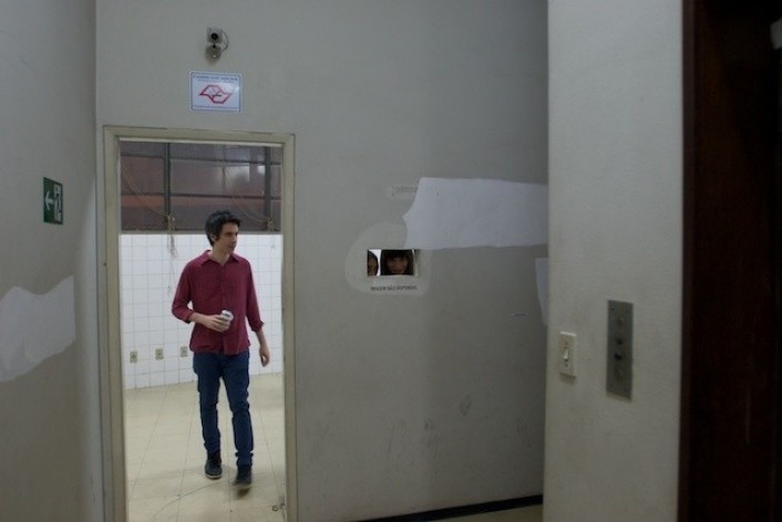 Exposição Projeto Imóvel, obra (vinil na parede) de Almudena Lobera<br />Foto Frans Kemper 