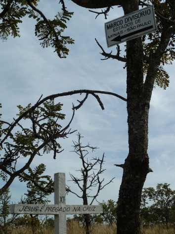 Placa indicando divisa entre os Estados de São Paulo e Minas Gerais<br />Foto Michel Gorski 