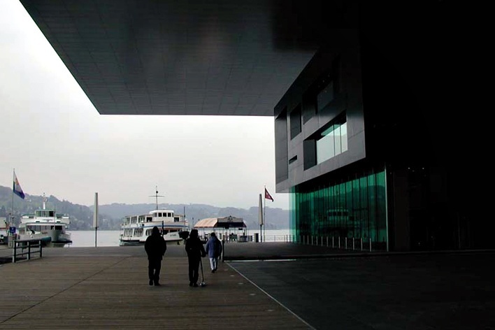 Auditório e Centro de Cultura e de Congressos de Lucerna, Suíça. Arquiteto Jean Nouvel, 1999<br />Foto Butikofer & de Oliveira Arquitetos 