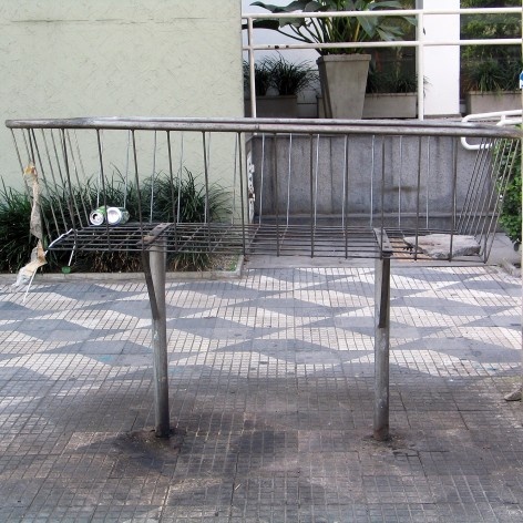 Oficina de desenho urbano MCB, interferência urbana: lixeira, São Paulo, 2011 <br />Foto Abilio Guerra 