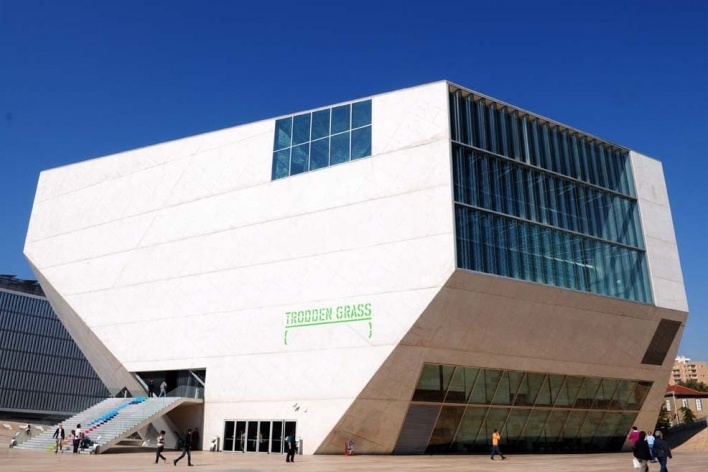 Casa da Música, vista externa, Porto, 2005. Arquitetos Rem Koolhaas e Ellen van Loon / OMA<br />Foto Junancy Wanderley 