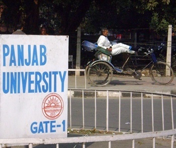 portão da Universidade do Panjab<br />Foto de Denise Teixeira e Luís Barbieri 