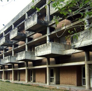 Edifício da universidade<br />Foto de Denise Teixeira e Luís Barbieri 