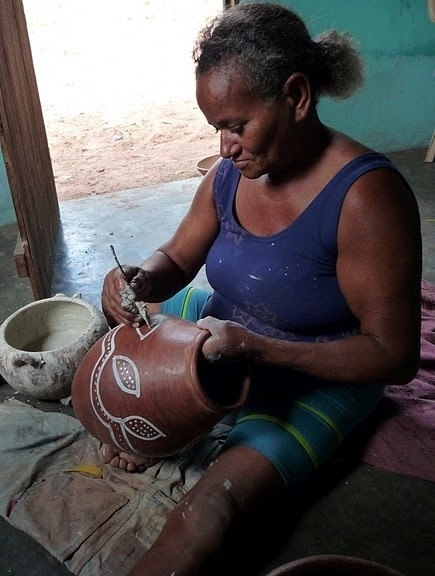 Cascavel, Ceará. Pintura tradicional indígena em pote de barro <br />Foto José Albano 