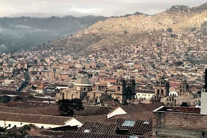 Vista da zona central e encostas adjacentes de Cusco desde San Blas<br />Foto José Lira 