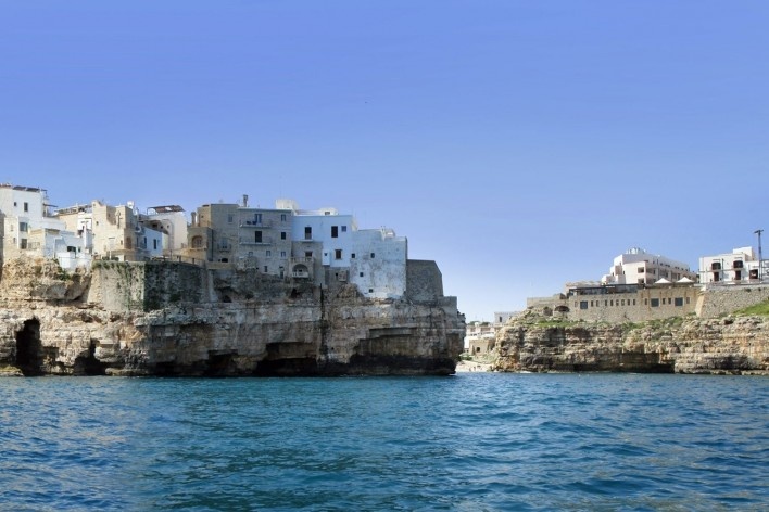 Grotta del Palazzo em Polignano a Mare, Itália<br />Fotomontagem Victor Hugo Mori, 2016 