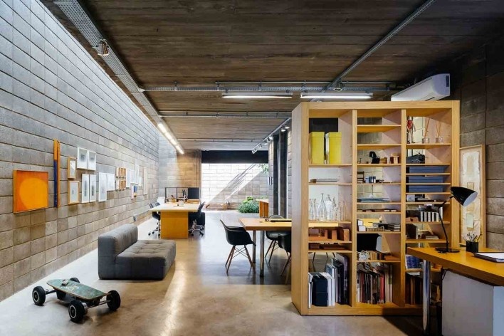 Casa-ateliê da Vila Charlote, vista do ateliê, pavimento inferior, Presidente Prudente SP, arquiteta Cristiana Pasquini<br />Foto Pedro Kok 