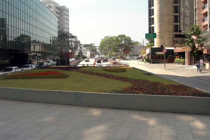 Oficina de desenho urbano MCB, canteiro na avenida Faria Lima sobre a entrada do túnel, São Paulo, 2011<br />Foto Abilio Guerra 