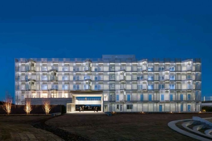 Alojamento Estudantil, grelha praticamente desaparece com a iluminação noturna, Josai International University, Togane, Japão, 2014-2016, Studio Sumo<br />Foto Kawasumi Kobayashi  [Studio Sumo]