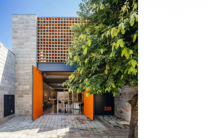 Casa-ateliê da Vila Charlote, vista frontal com abertura do portão, relação espaços público e privado, Presidente Prudente SP, arquiteta Cristiana Pasquini<br />Foto Pedro Kok 