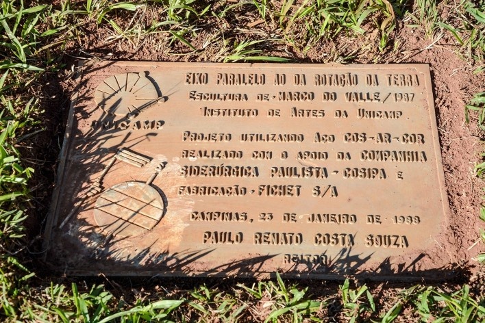 Placa da inauguração de <i>Eixo Paralelo ao da Rotação da Terra</i>, escultura pública de Marco do Valle na Unicamp, novembro de 1987<br />Foto Melissa Vendite 