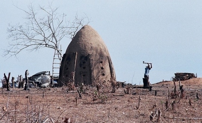 Senador Pompeu, Ceará. Forno de carvão<br />Foto José Albano 