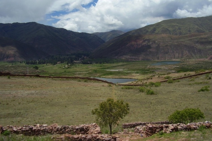 Muralhas de Pikillacta, construiu seu aqueduto distante e sofreu com o corte de abastecimento de água potável durante as guerras incaicas<br />Foto Saide Kahtouni 