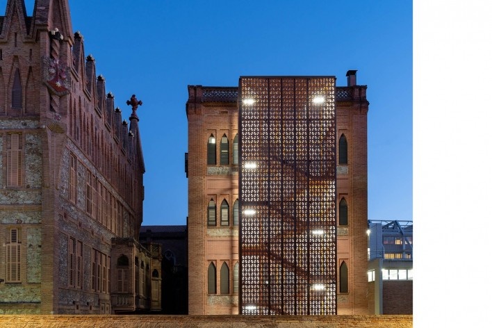 Evacuation stairway in the protected area Teresianas Ganduxer, Barcelona, Spain, 2022. Arquitects Felipe Pich-Aguilera, Teresa Batlle y Ute Müncheberg / Picharchitects / Pich-Aguilera<br />Foto/photo Simão Garcia 