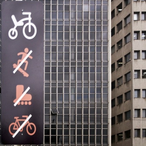 Praça Roosvelt, placas sinalizando usos proibidos<br />Foto Maria Cláudia Levy 