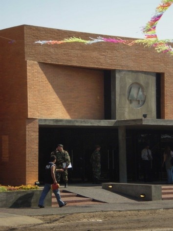 Cootrapar – cooperativa de trabajadores de aceros del paraguay. Exterior, detalle de acceso. Arq. Luis Alberto Elgue y Arq. Cynthia Solis Patri. Villa Hayes, Paraguay. 2007 – 2008.