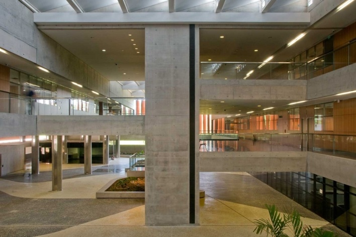 FHE – Fundação Habitacional do Exército, átrio central, torre de circulação vertical, escritórios. Escritório MGS – Macedo, Gomes & Sobreira<br />Foto Joana França 