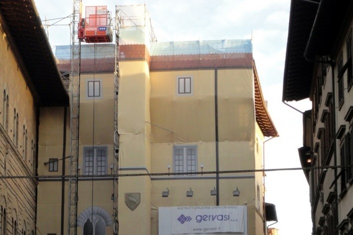 Edifício em recuperação isolado por telas com impressões, Piazza della Repubblica, Florença<br />Foto Petterson Dantas 