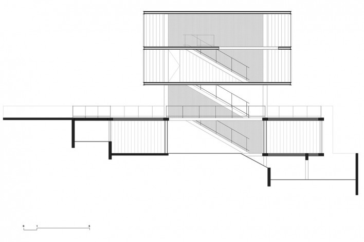 Estúdio Madalena, corte longitudinal mirando nordeste, São Paulo, 2015. Apiacás Arquitetos