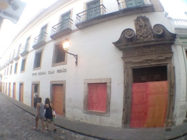 Janelas e portas do Centro Cultural Solar Ferrão, no Centro Histórico de Salvador, protegidas com tapumes<br />Foto Volha Yermalayeva Franco 
