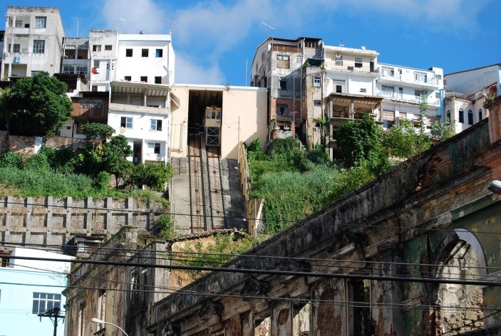 Centro Histórico de Salvador, aspecto de casarões, ruínas e o plano inclinado<br />foto Fabio Jose Martins de Lima 