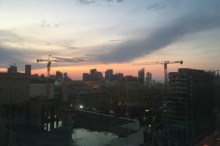 Gruas no skyline de Beirute ao entardecer<br />Foto Laura C Ellis, 2019  [Wikimedia Commons]