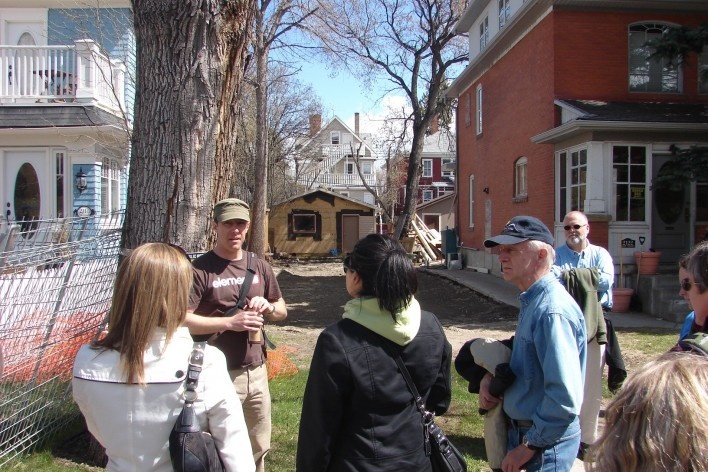 Em Mission, David explica a razão do lote vazio. Tour por Misson, AB, Canadá<br />Foto Octavio Lacombe 