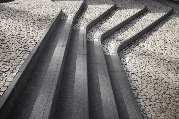 Praça e ladeira da Barroquinha, degraus da escadaria. Metro arquitetos associados<br />Foto Ilana Bessler 