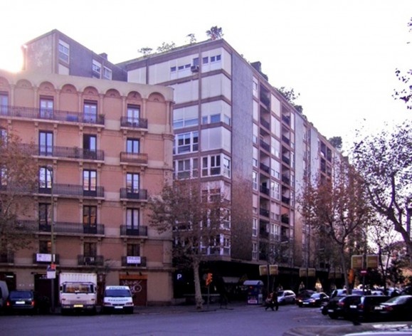 Foto del edificio Mediterráneo desde la calle Conde de Urgell<br />Foto Nicolás Sica Palermo 