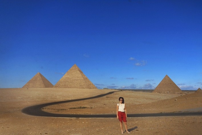 Alexandrina Mori nas Pirâmides, Cairo, Egito, 1990<br />Foto Victor Hugo Mori 