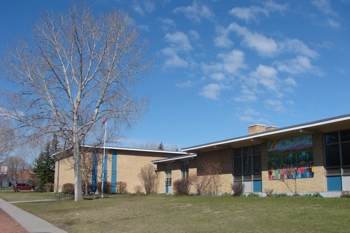 Edifício da escola de ensino fundamental. Tour por Brentwood, AB, Canadá<br />Foto Octavio Lacombe 