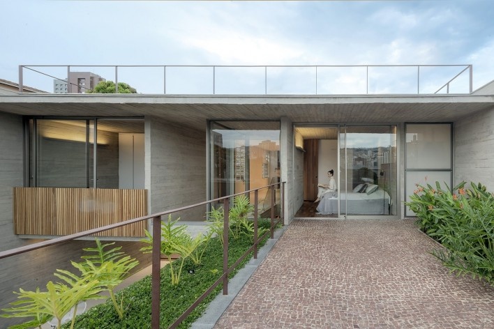 Casa Floresta, Belo Horizonte MG Brasil, 2021. Arquitetos Zargos Rodrigues, Rodrigo Pereira, Frederico Rodrigues, Carla Deltreggia, Ika Okamoto, Letícia Armond, Nathalia Melo e Laís Parreiras (autores) / Estúdio Zargos<br />Foto Jomar Bragança 