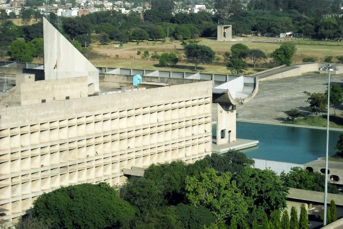 Vista a partir da cobertura do Secretariado mirando a Assembléia e a praça com a “Mão aberta”<br />Foto Renata Semin 