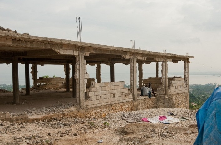 Delmas, Haiti, 2010. Os escombros viram ruínas, um esqueleto aparente que demonstram a fragilidade dos elementos construtivos<br />Foto Alyson Montrezol 