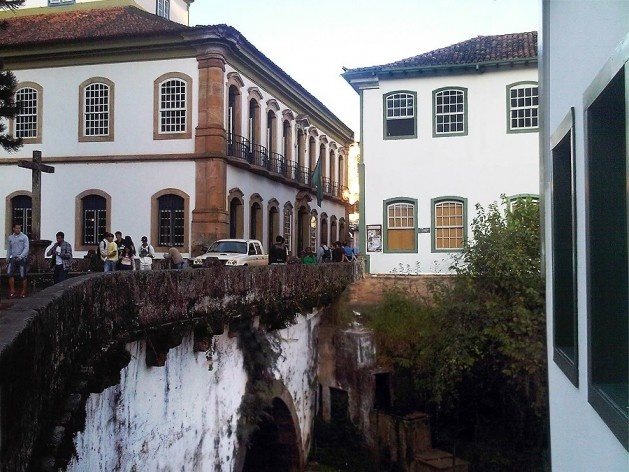 Ao lado da Casa dos Contos, ponte de pedra sobre o Vale dos Contos<br />Foto Abilio Guerra 
