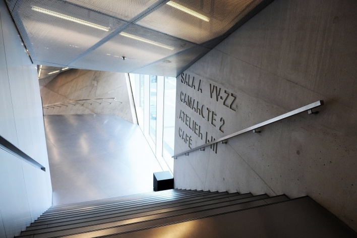 Casa da Música, circulação, Porto, 2005. Arquitetos Rem Koolhaas e Ellen van Loon / OMA<br />Foto Junancy Wanderley 