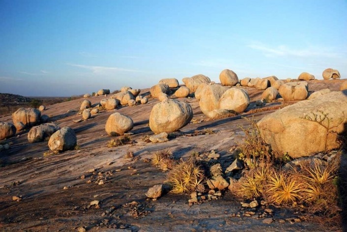 Foto 6 - Ora grandemente concentradas, como aqui, ora formando pequenos grupos ou mesmo isoladas, a distribuição das rochas enriquece a paisagem, causando surpresa e admiração