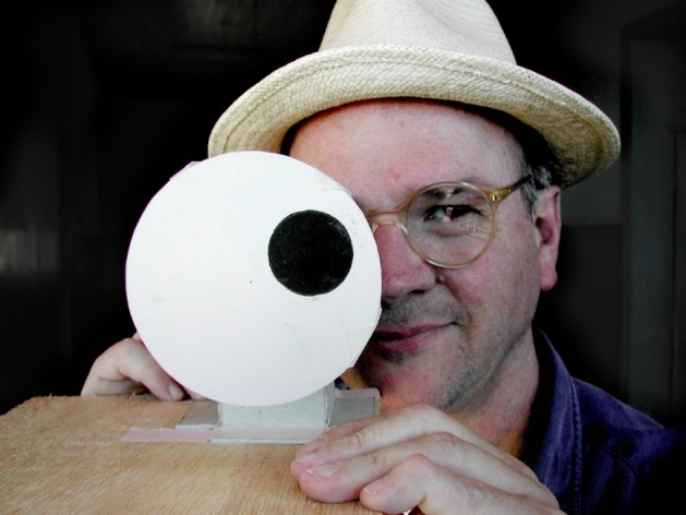 Guto Lacaz e objeto cinético<br />Foto Foca Lisboa 