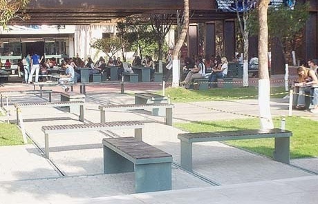 Vista do mobiliário da área descoberta<br />Imagem dos autores do projeto 