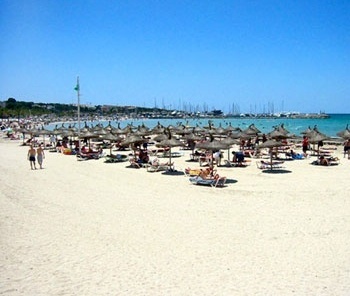Guarda-sóis caribenhos na praia El Arenal, Ilha de Mallorca, 2004 [Arquivo Load]