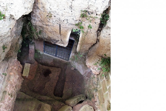 Cripta del Crucefisso, acesso original do século 12 reaberto pelos arqueólogos com tumbas na entrada<br />Foto Victor Hugo Mori 