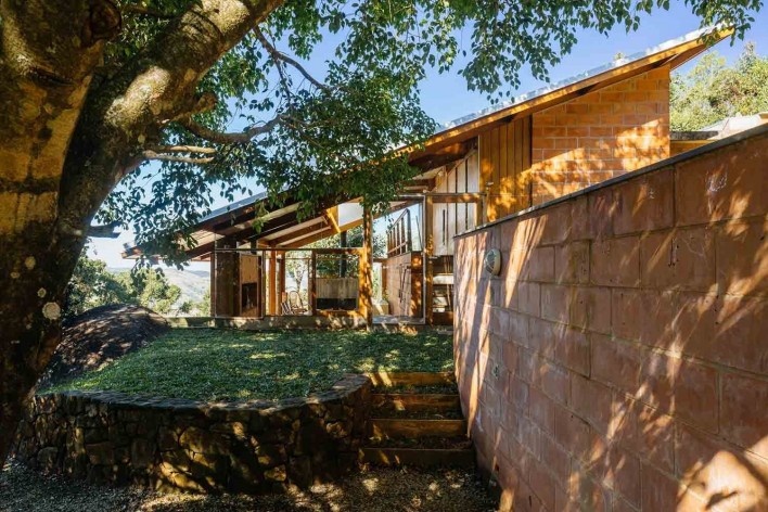 Casa de meia encosta, São Francisco Xavier SP, 2013. Arquitetos Denis Joelsons e Gabriela Baraúna Uchida<br />Foto Pedro Kok 
