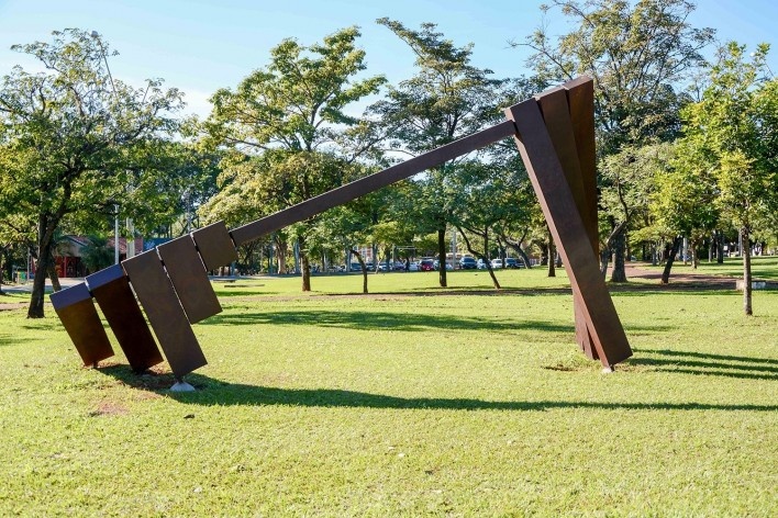 <i>Eixo Paralelo ao da Rotação da Terra</i>, escultura pública de Marco do Valle na Unicamp, novembro de 1987<br />Foto Melissa Vendite 