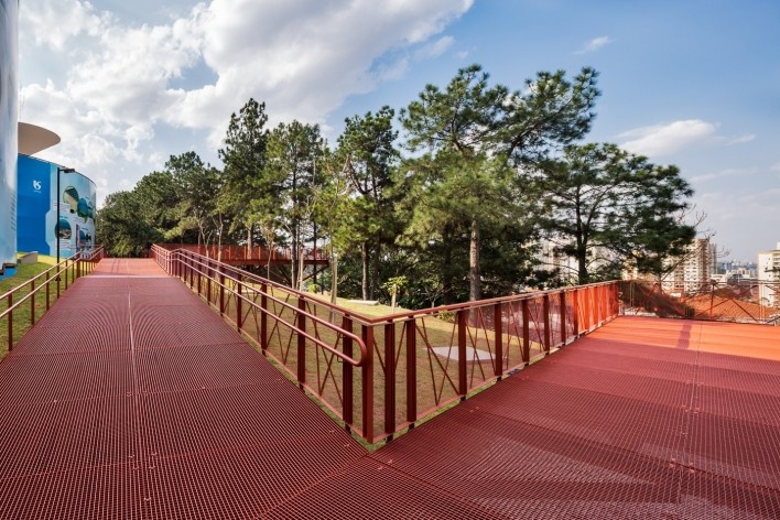 Parque Sabesp Butantã, piso elevado. Levisky arquitetos estratégia urbana<br />Foto Ana Mello 