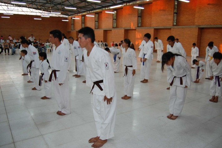 Cootrapar – cooperativa de trabajadores de aceros del Paraguay. Usos del edificio: salón de eventos, artes marciales. Arq. Luis Alberto Elgue y Arq. Cynthia Solis Patri. Villa Hayes, Paraguay. 2007 – 2008.