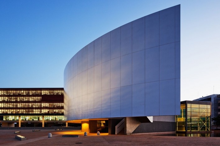 Câmara Legislativa do Distrito Federal, volume do plenário, Brasília DF, 1989-2007. Projeto Paulista de Arquitetura<br />Foto Nelson Kon 