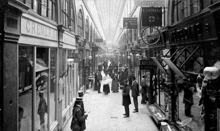 Passagem Choiseul em Paris, c.1900<br />Foto Roger-Viollet 