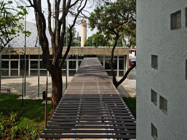 Centro de capacitação dos profissionais da educação Dra. Zilda Arns. Pátio, Carolina Penna Arquitetura e Urbanismo, 2008 – 2011. São Caetano do Sul, SP - Brasil<br />foto Nelson Kon 
