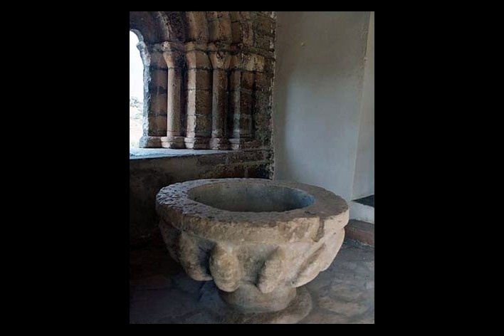 Igreja de San Pedro - detalhe da pia bastismal do século XIII. Abandes - Guadalajara, Espanha