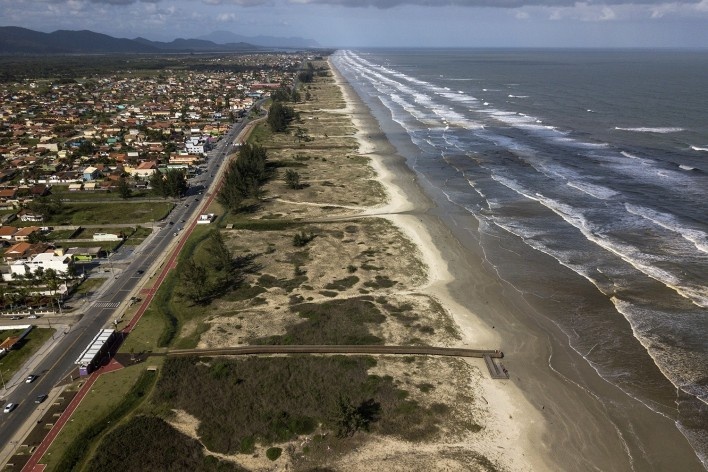 Requalificação urbana e ambiental da orla de Ilha Comprida, 2019. Arquitetos Marcos Boldarini e Lucas Nobre<br />Foto Leonardo Finotti 